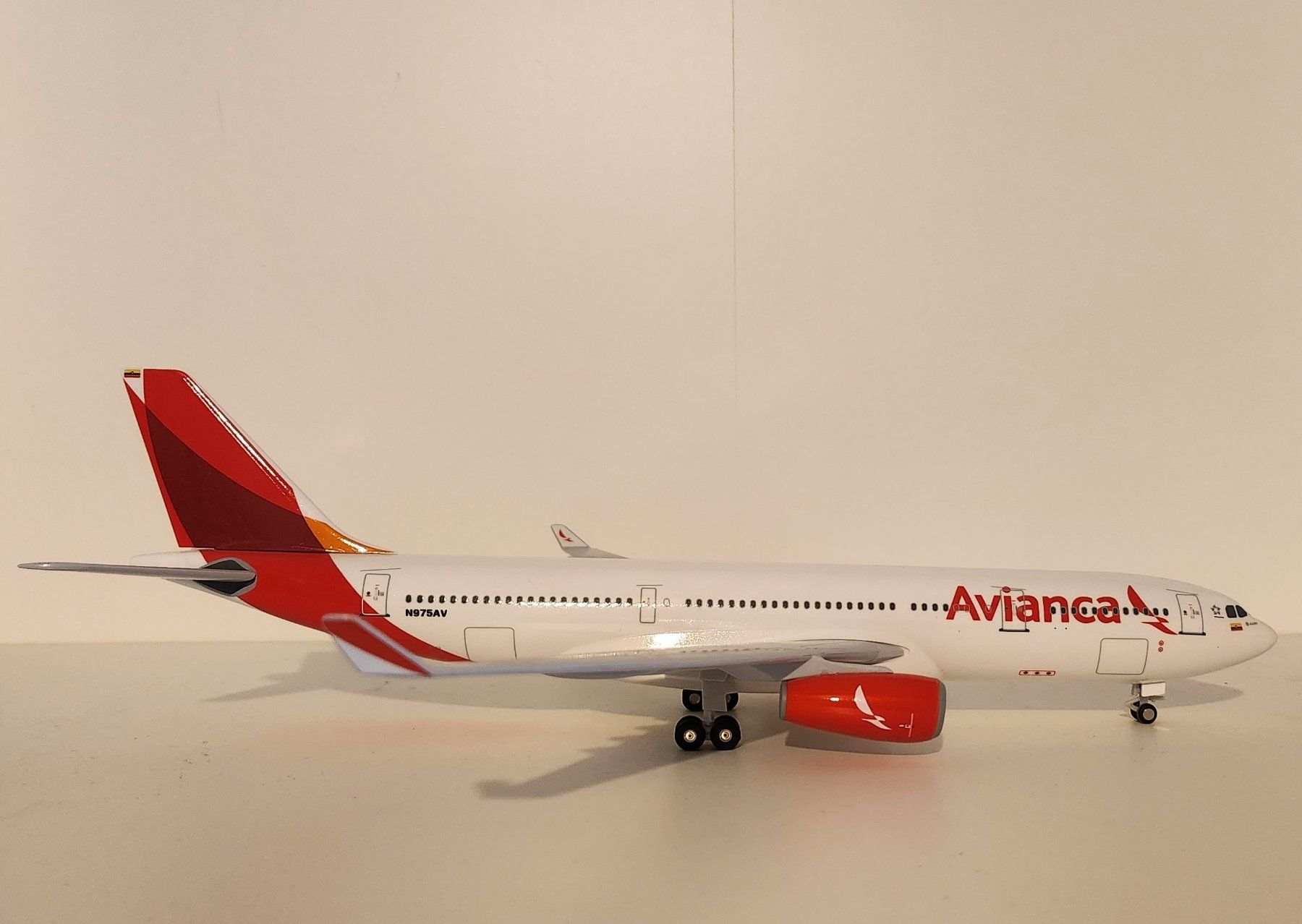 Kit di modellismo & Modellini statici: Skymarks Avianca Airbus A330-200 – Nuovo (secondo la descrizione) da Wittenwil venduto da ced_q8j7 1