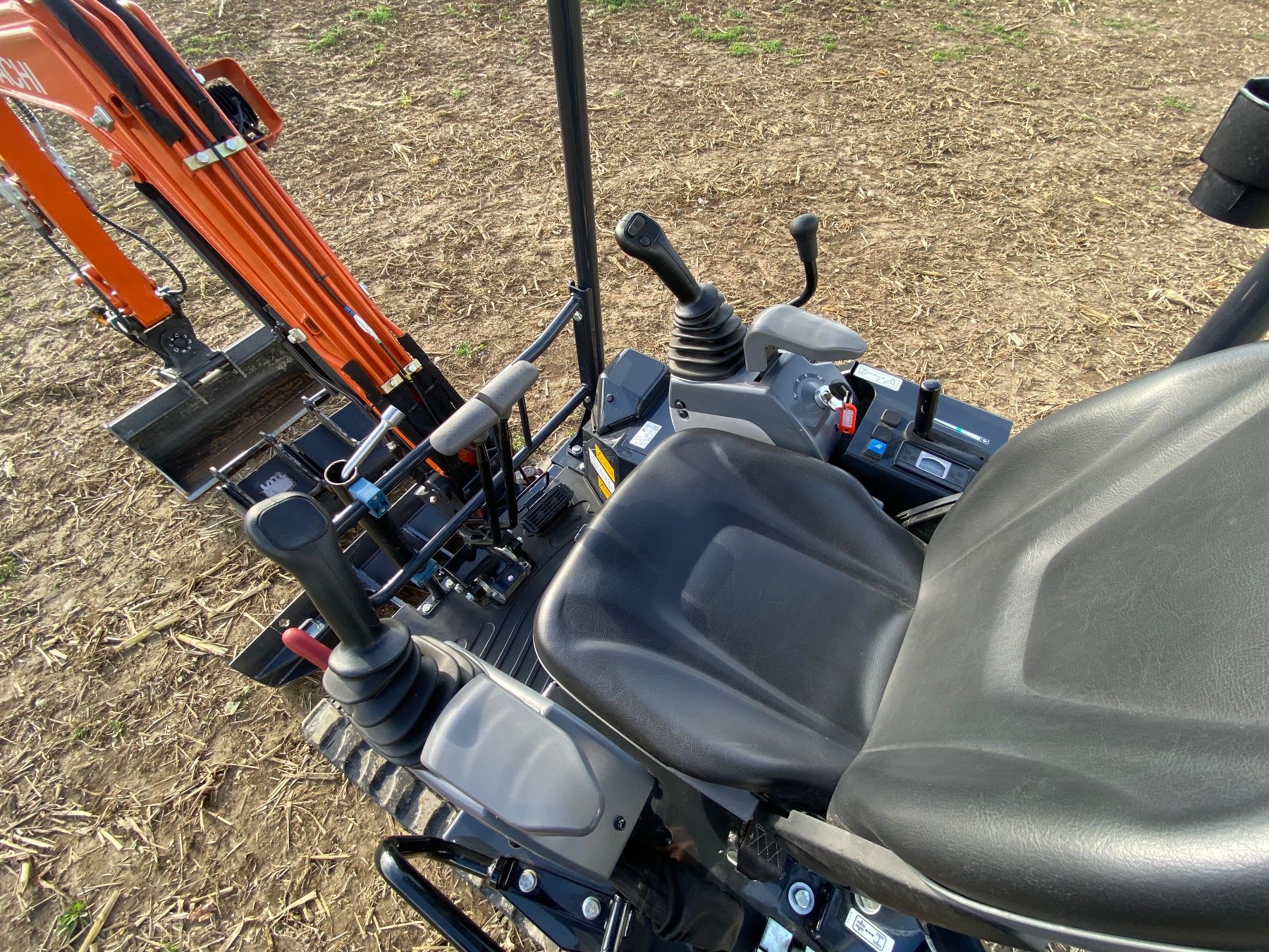 Hitachi Bagger: Bagger Hitachi ZX17U-6 – Gebraucht aus Courgevaux von  6