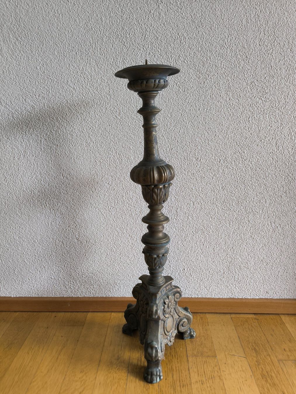 Kerzenständer: Antiker Kerzenständer aus Messing, 63cm Höhe – Gebraucht aus Zürich von Decours