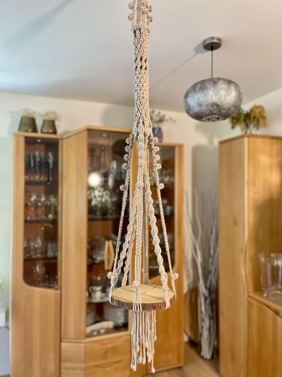 Tutte le decorazioni: 🪵 Makramee Blumenampel mit Glasboden oder Holzplatte🌺 – Nuovo e nell'imballaggio originale da Adliswil venduto da Ajoure_Atelier 9