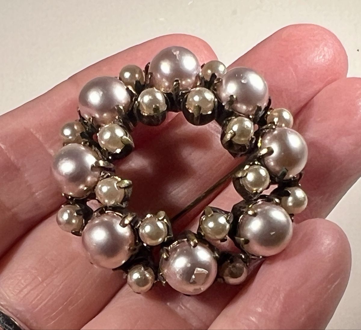 Spille & Fermagli: Broche vintage avec perles rose et crème – Usato da Genève venduto da DELIRBEADS 5