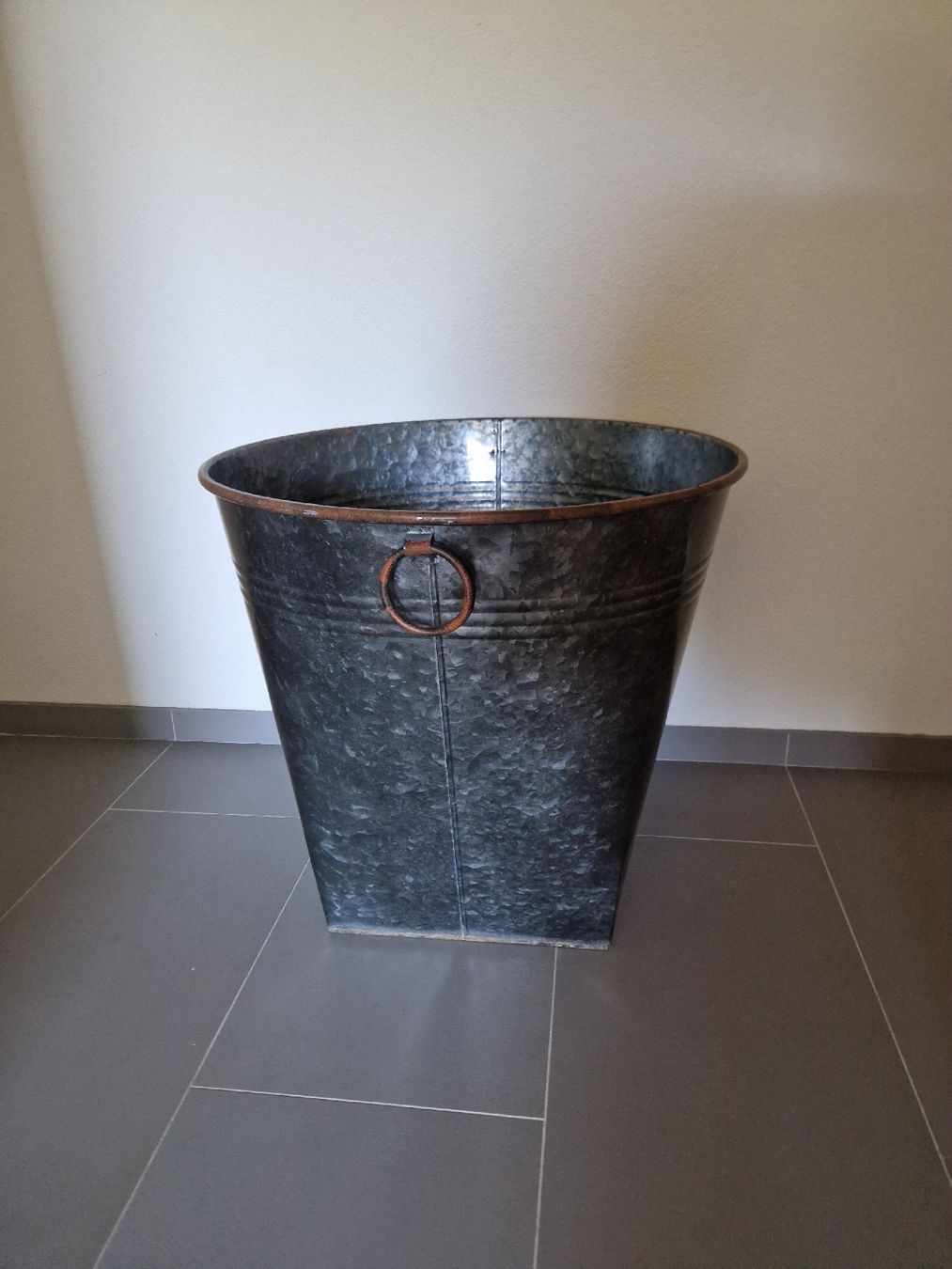 Vasi per fiori: Metall Behälter grau mit Griff gut erhalten – Usato da KEHRSATZ venduto da Marina32 1