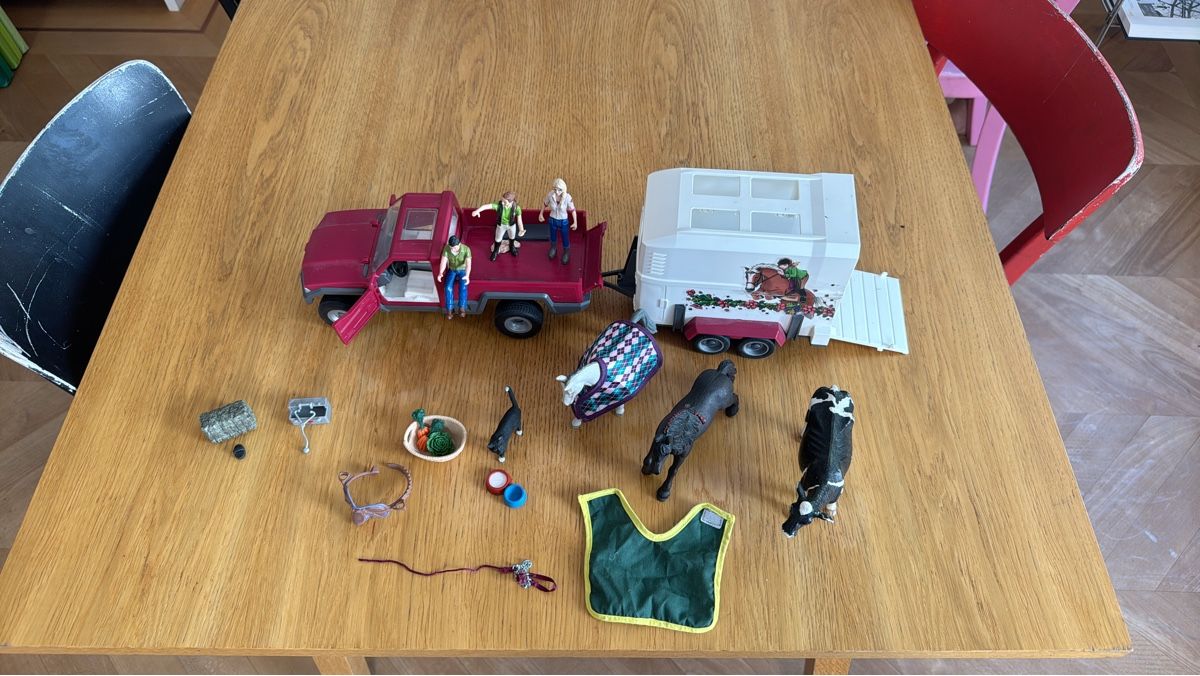 Schleich Giocattoli: Schleich Pferdeanhänger mit Auto und Figuren – Usato da Zuerich venduto da Rufab