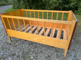 Altes Kinderbett aus Holz