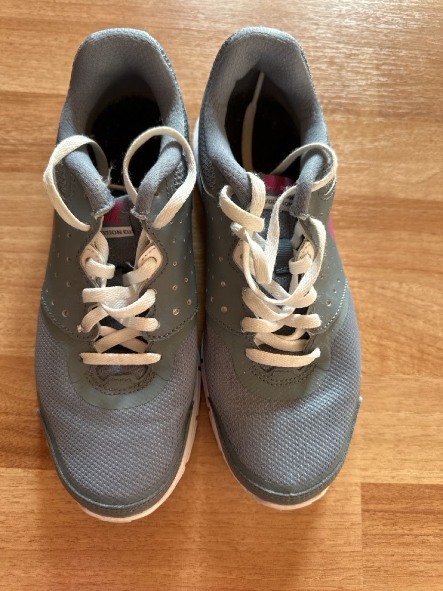 Nike Scarpe da donna: Schuhe Nike Grösse 37.5, Grau/Pink – Usato da Wald AR venduto da sar_x867 1