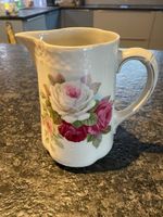Kleines Milch-Kännchen mit Rosenmotiv (Höhe ca. 15 cm)
