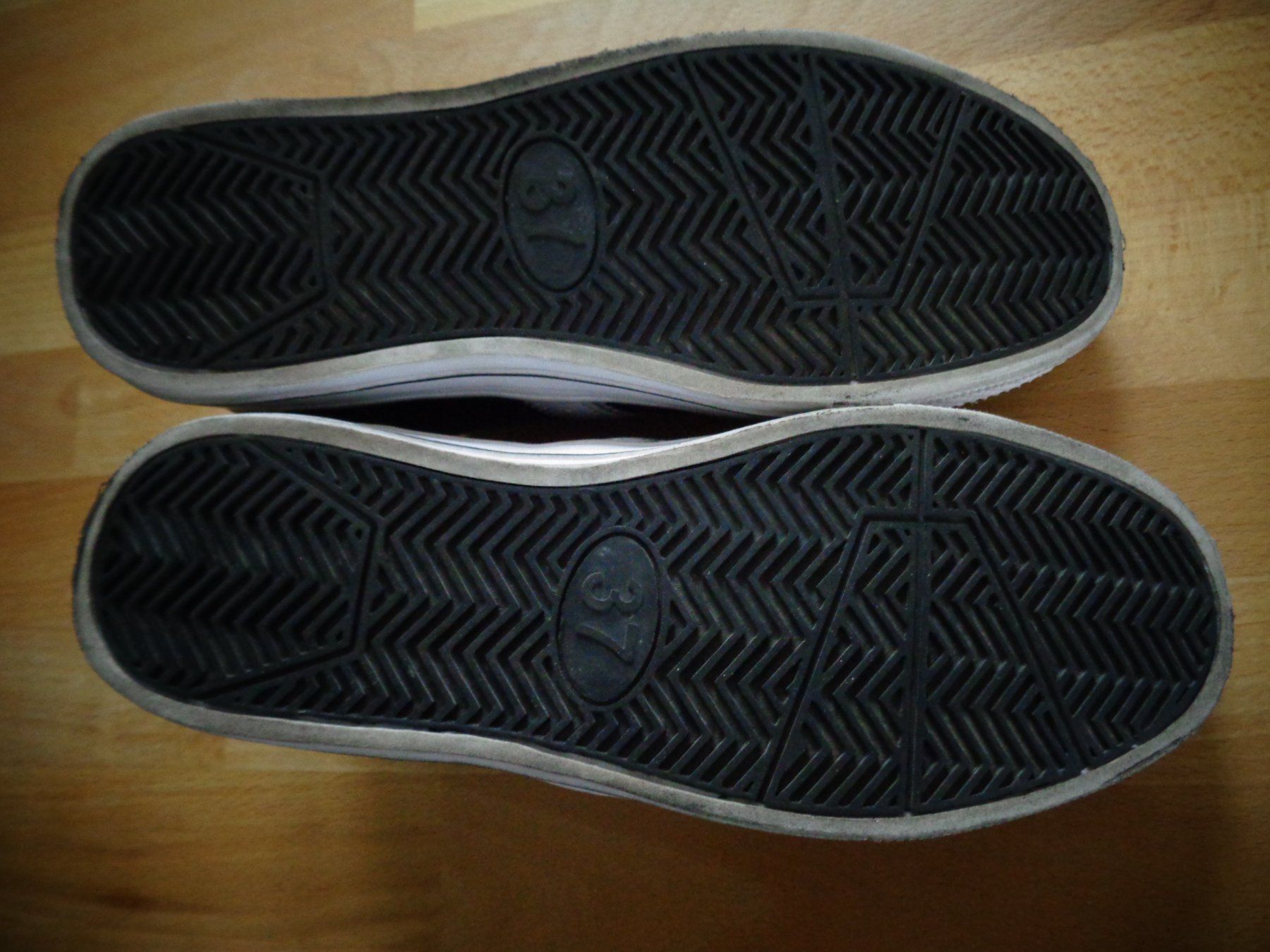 Scarpe per ragazzi: Sneaker in Lederlook  Gr. 37 schwarz – Usato da Jonschwil venduto da sonja8472 8