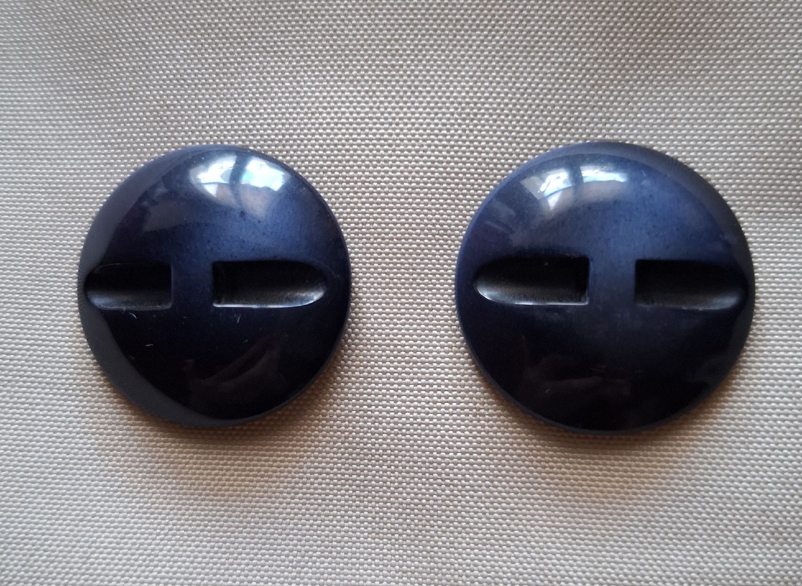 Bottoni: 2 Stück Knöpfe Schwarz- Blau, 28 mm. – Usato da Dietikon venduto da Hirschkopf 2