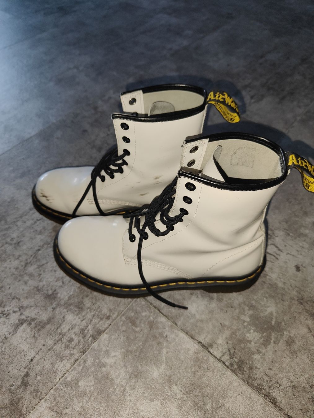 Dr. Martens Scarpe da uomo: Dr. Martens blanches vernies – Usato da Coeuve venduto da sap_2pfr 2