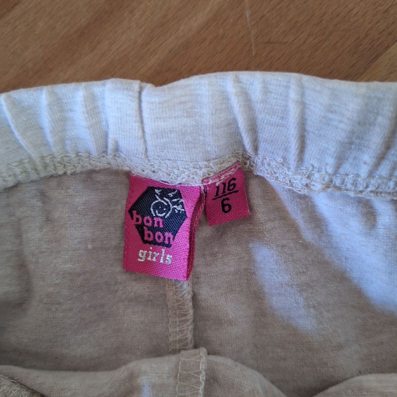 Pantaloni: Shorts 104 und Leggins 116 Mädchen – Usato da Richterswil venduto da C011 3