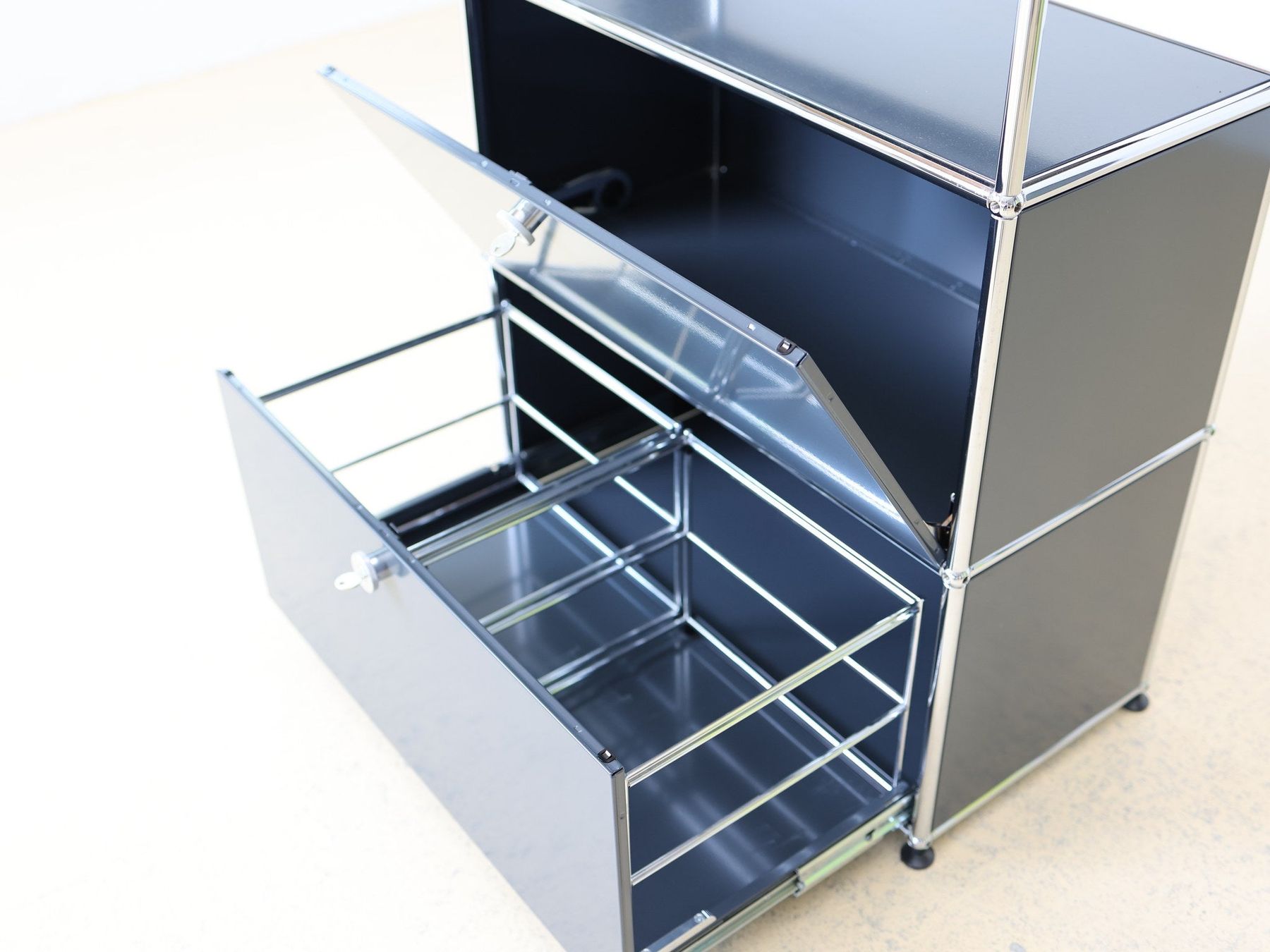 USM Scaffali: USM Haller Sideboard | Anthrazitgrau 1x3 | Neuwertig – Usato da Meinisberg venduto da atelier_TILIJA 2
