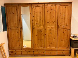 Massivholz-Kleiderschrank