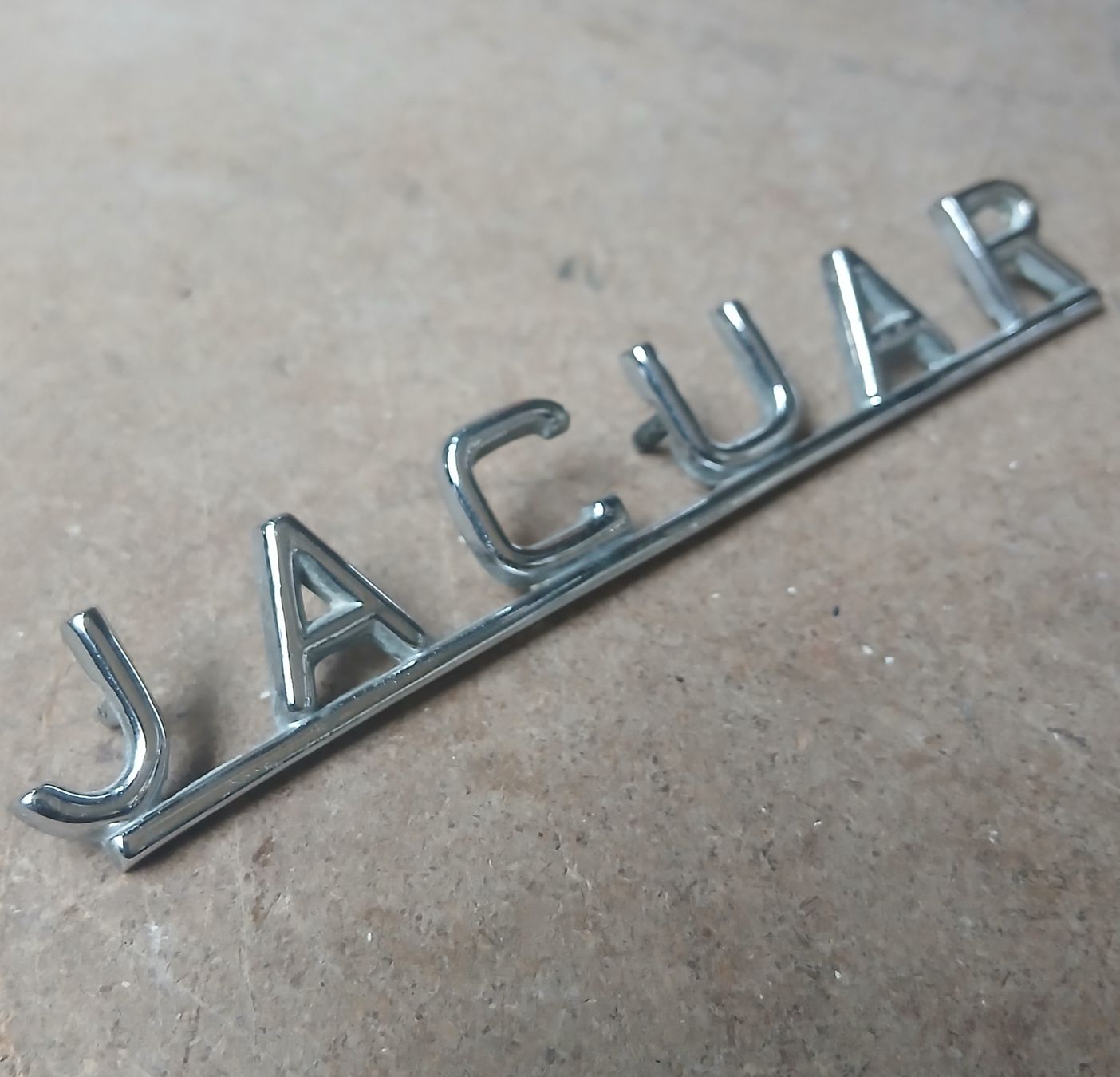Jaguar Toutes les pièces auto: Emblème Jaguar  – D'occasion à la heutte par Auto-stock