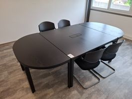 009 Ovaler Sitzungstisch mit Stühlen (4x)