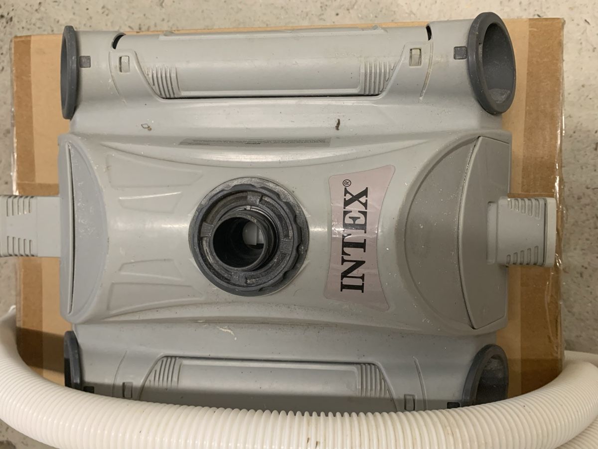 Intex Accessoires de piscine: Intex Pool Bodensauger mit Schläuchen. Gebraucht – D'occasion à Sempach par katzaana3