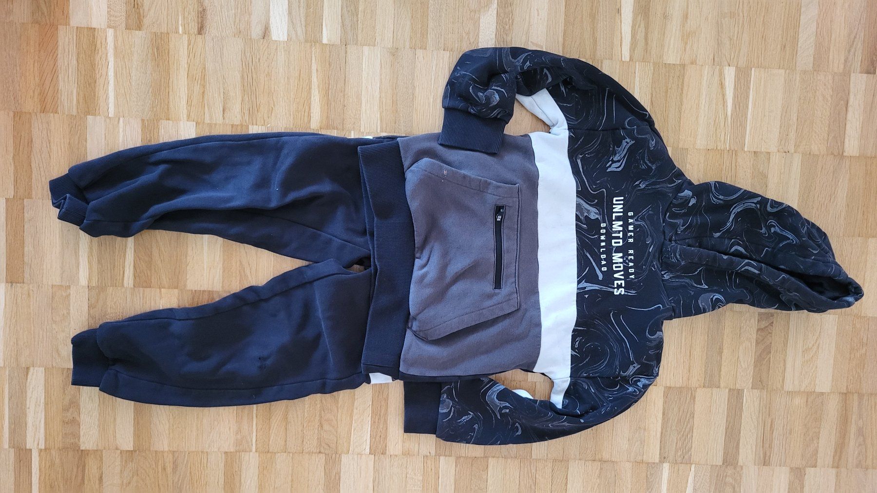 C&A Lotti & Set di vestiti: Trainer C&A, Gr. 128 – Usato da Ipsach venduto da kgr_x77q