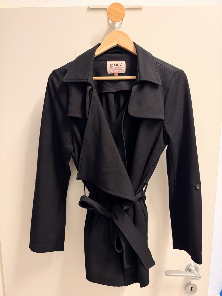 Only Cappotti: ONLY schwarzer Trenchcoat / Mantel Gr. M mit Bindegürtel – Usato da Dübendorf venduto da GaSchu-zh