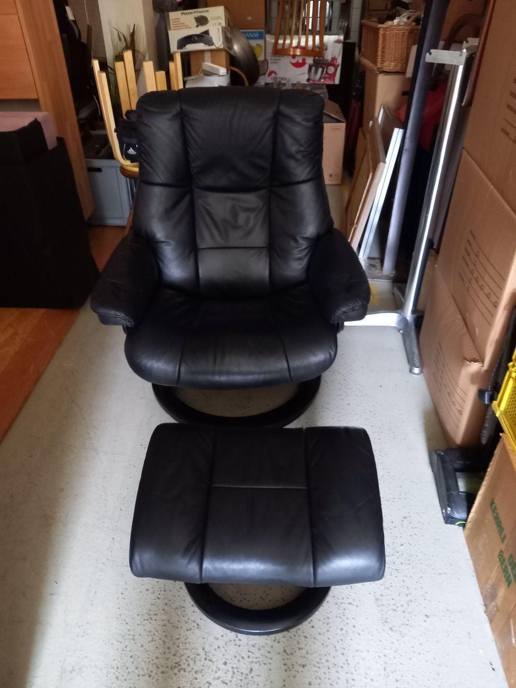 Stressless Poltrone: Fernsehsessel Stressless mit Hocker – Usato da Biglen venduto da BrockenhausGruenspan