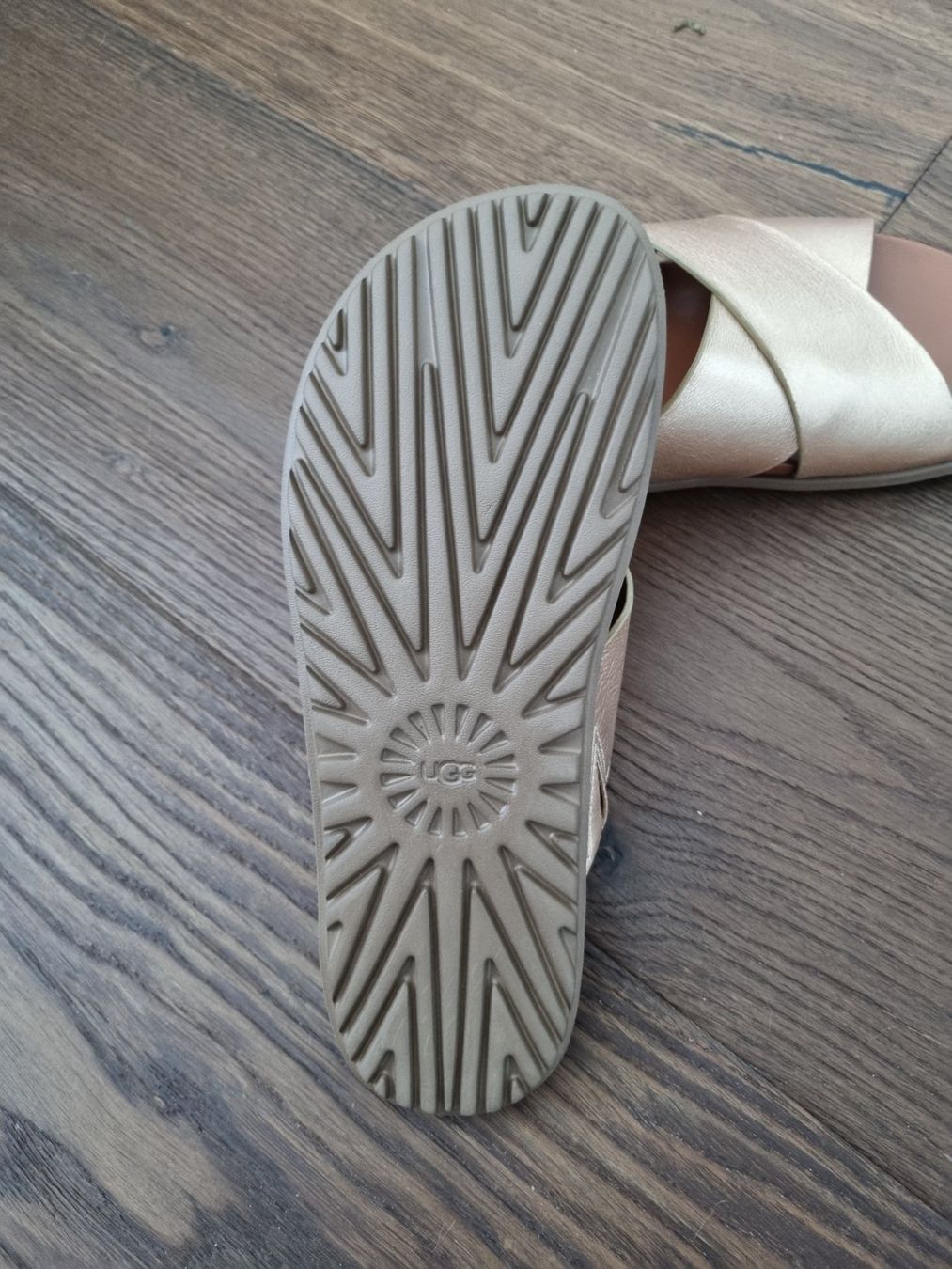 Ugg Scarpe da donna: UGG Solivan Crossband Pantoletten Sandalen Gr. 38 – Nuovo (secondo la descrizione) da Wolfwil venduto da s.ara_c 2