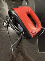 Handmixer rot mit Rührbesen und Knethaken