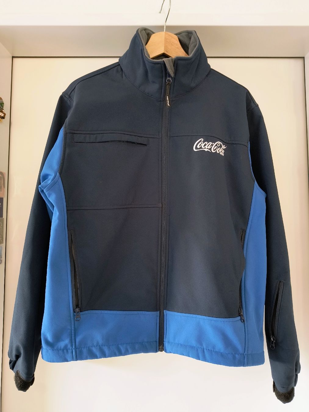 Jacken: Payper Softshell Jacke Coca-Cola Gr. S - Winterfest! – Gebraucht aus Schöfflisdorf von kin_2dp9