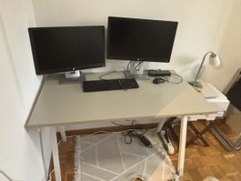 Bureau beige clair, pieds métal blanc - Comme neuf!