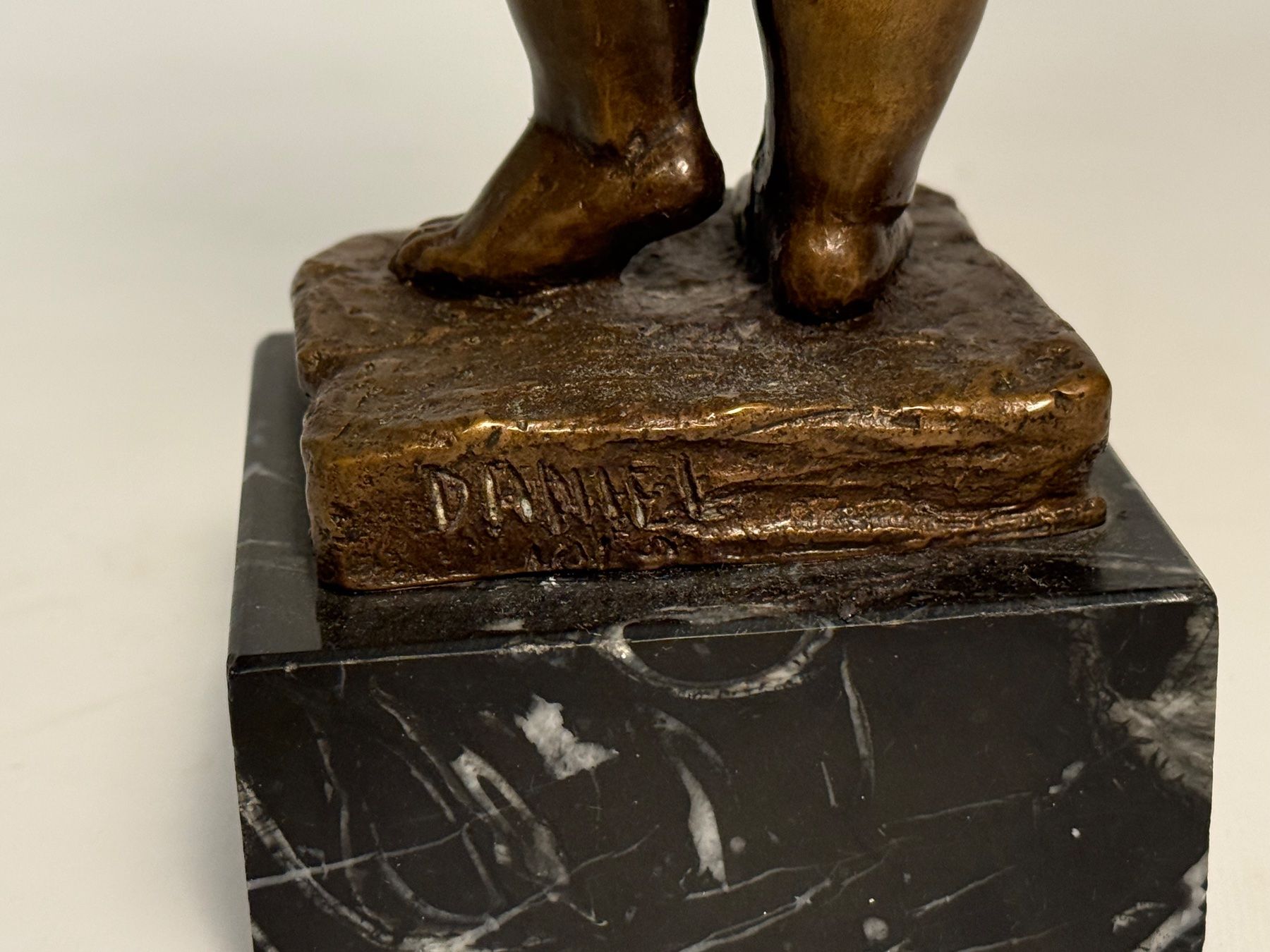 Statuette: Schwere Kunstbronze Mädchenfigur signiert Daniel – Usato da Itingen venduto da uhu777 5