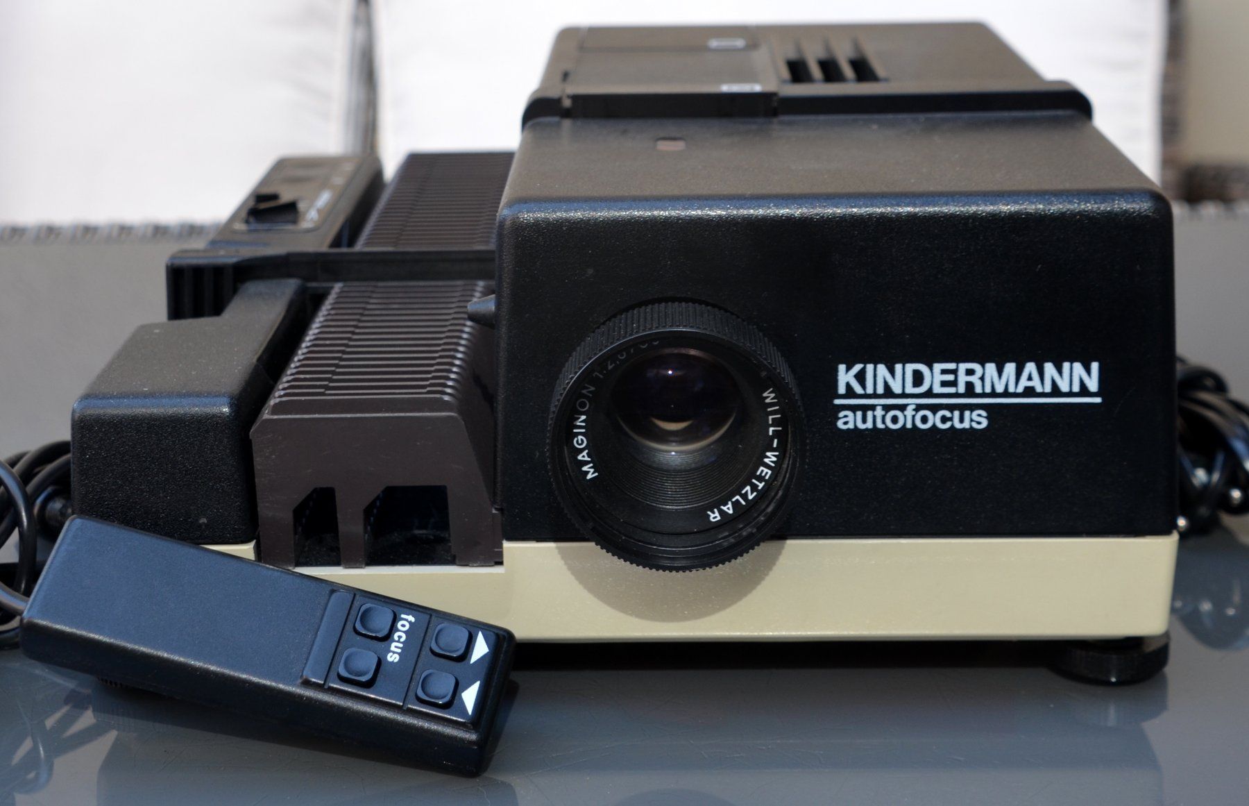 Proiettori: Kindermann autofocus Diaprojektor / projecteur – Usato da Collonges venduto da arashee