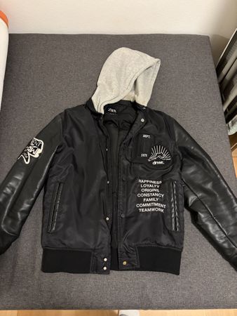 Jacke von ZARA mit Kapuze, Grösse S