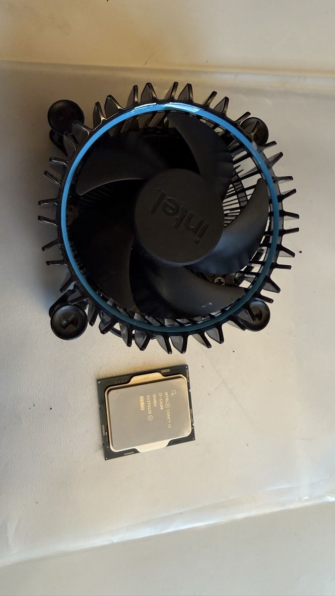 Intel Componenti elettronici: Intel Core i3-13100 Prozessor mit Lüfter – Usato da Rehetobel venduto da ZM81 2