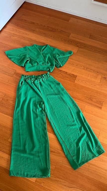 Lotti di vestiti: Grün Set (Top+Hose)  – Usato da Au ZH venduto da mmzsofia 2