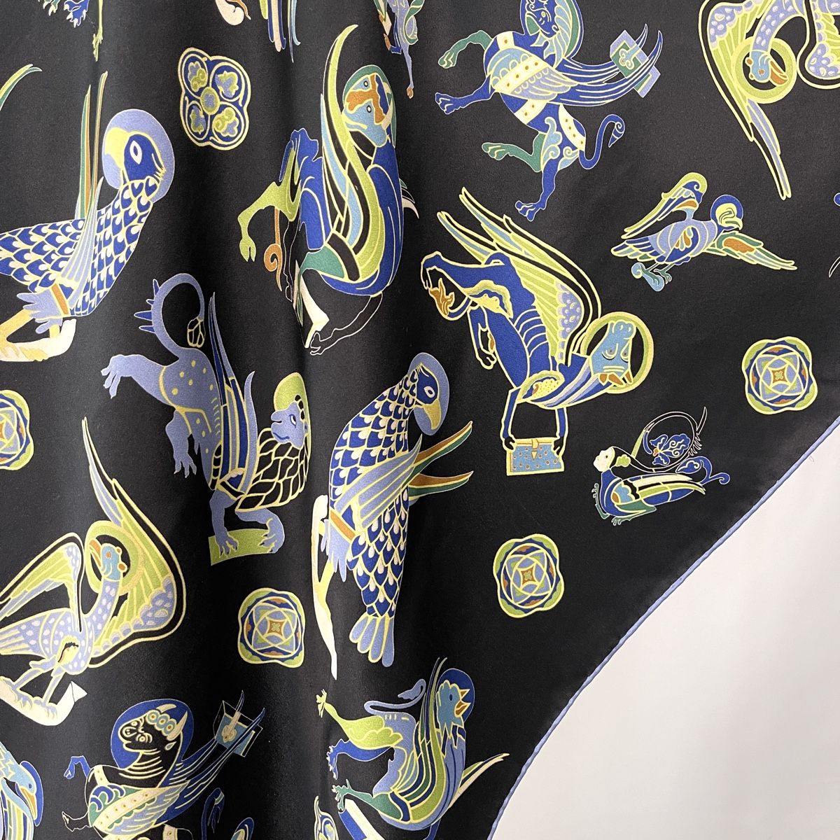 Fabric Frontline Foulard & Sciarpe: FABRIC FRONTLINE Silk Scarf – Nuovo (secondo la descrizione) da Emmen venduto da Avviivva_Com2023 1