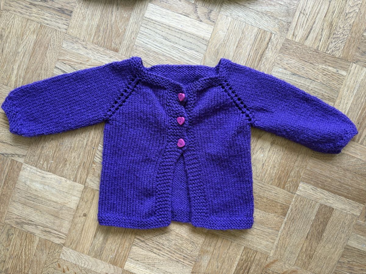 Maglioni & Felpe: 2 Handgestrickte Baby Jäckchen  – Usato da Thalwil venduto da Linnea86 2