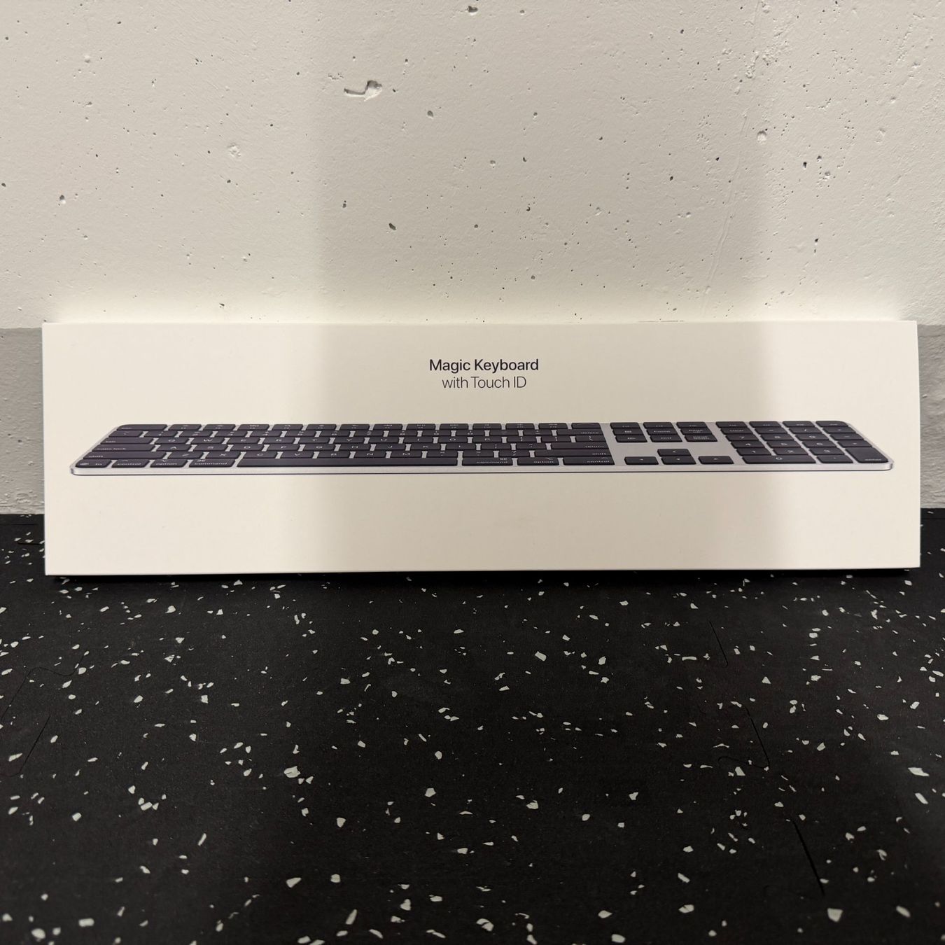 Apple Claviers: Magic Keyboard  | Touch ID  & Ziffernblock | Silber-Schwarz – D'occasion à Tägerwilen par Skillet