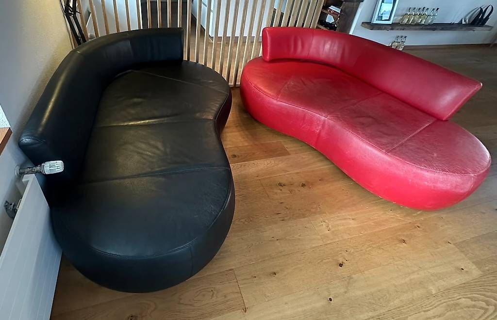 Sofas: 2 Sofas rot, schwarz – Gebraucht aus Teufen AR von fre_ps6j 1
