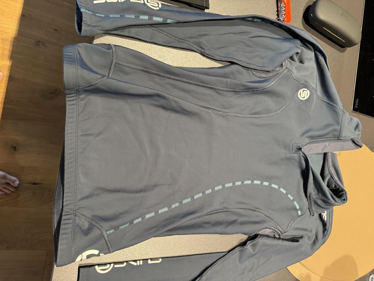 Skins Leibchen & Hosen: Skins Thermo Laufshirt, L – Gebraucht aus Meggen von Pilatus051 1