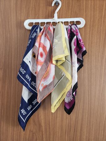 Lot de 4 foulards  soie diverses tailles et motifs