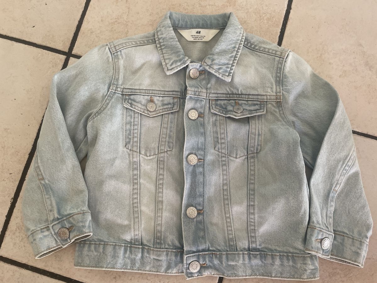 H&M Giacche & Cappotti: Kinder Jeansjacke H&M Grösse 110 hellblau Neu – Nuovo e nell'imballaggio originale da Obergerlafingen venduto da cabo4