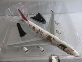 BOEING 747-400 " WORLD PLANE " Herpa Wings 1:200 OVP NEU !