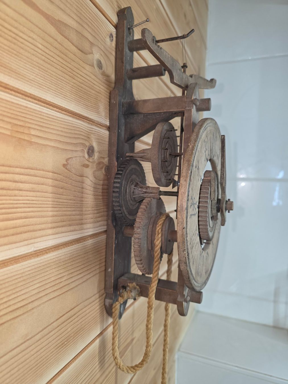 Orologi da terra & Orologi da parete: Ancienne pendule murale en bois – Difettoso da Choëx venduto da Artelier25 1