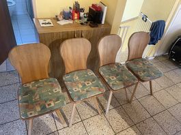 4 Holzstühle aus Tannenholz