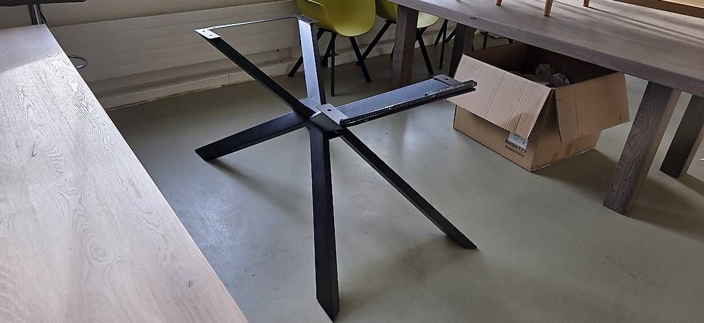 Sonstiges Mobiliar: Tisch Gestell Spinnenfüße, neu – Neu und originalverpackt aus Lützelflüh-Goldb von Rampenverkauf_72_ 4