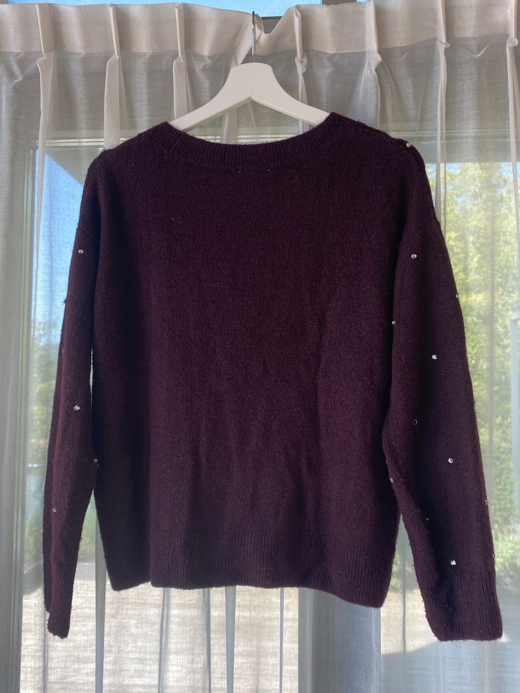 H&M Maglioni & Felpe: Roter kuscheliger Pullover mit Glitzer Steinen Gr. M – Usato da Seewen SO venduto da HappyHappyHappy 1
