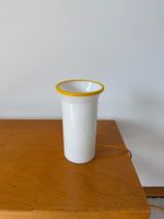 Weisse Vasenlampe mit gelbem Rand, 80‘s
