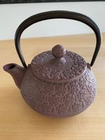 Japanische Teekanne Gusseisen, Rot-braun, Blumenmotiv