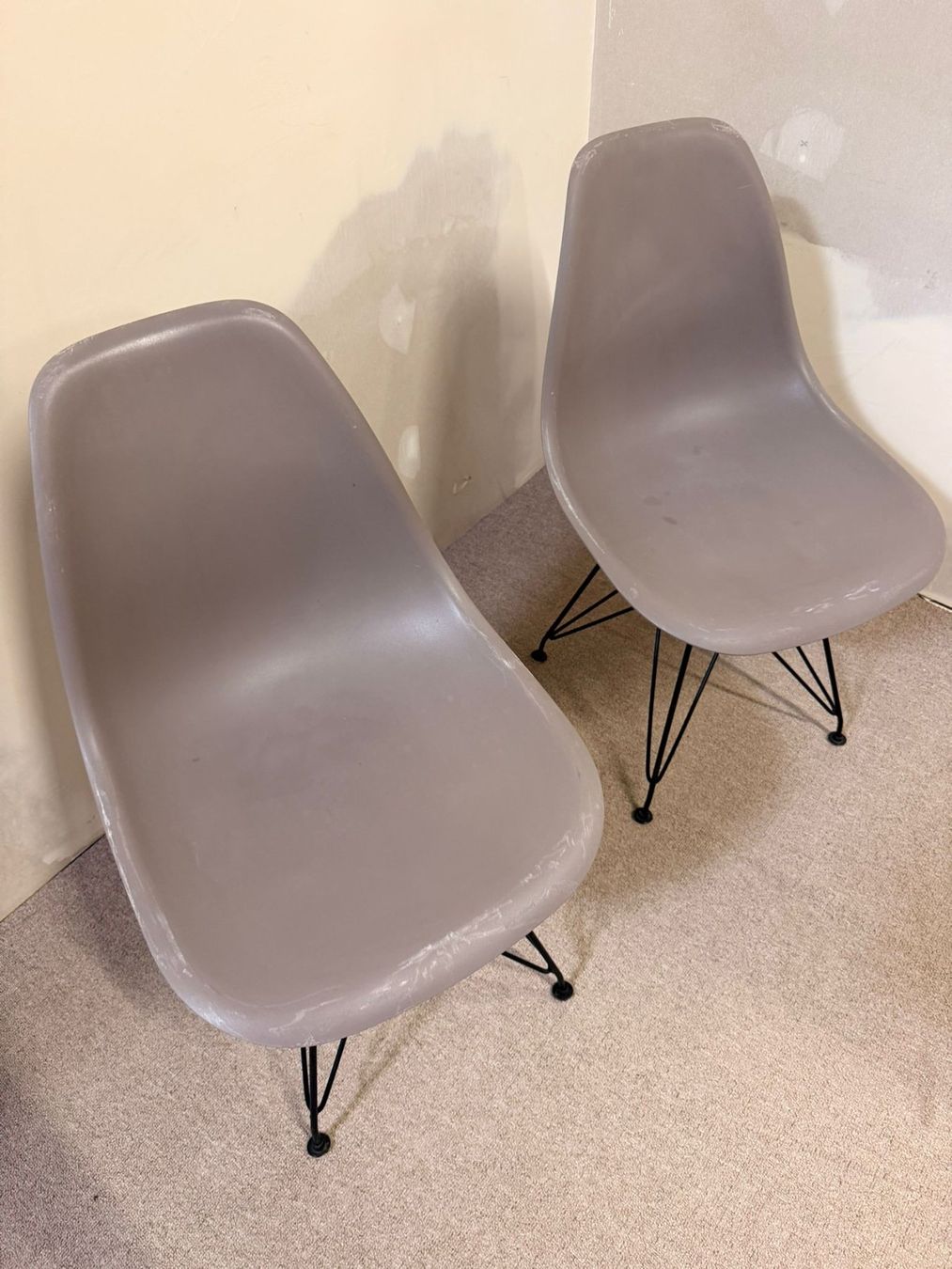Stühle: Design Schalenstuhl grau ähnlich wie Vitra Eames – Gebraucht aus Rickenbach ZH von Der-Insider 7
