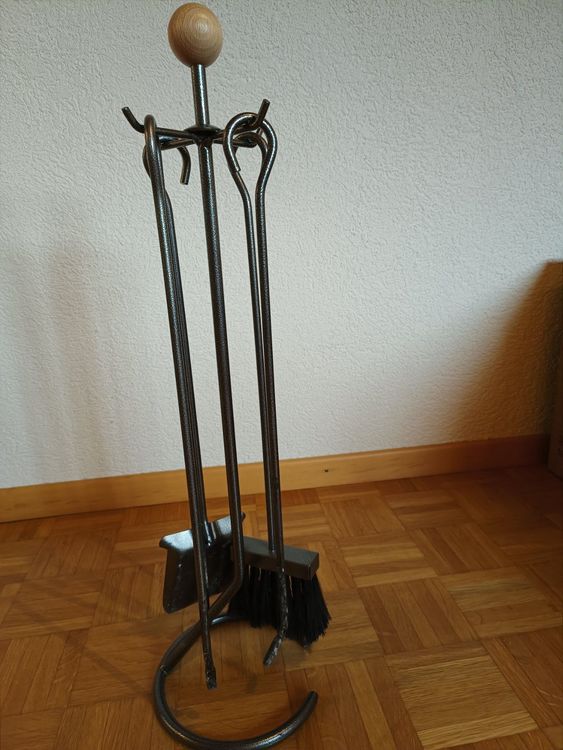 Couverts de cheminée, lot de 5 pièces, tisonnier, pelle, balai à
