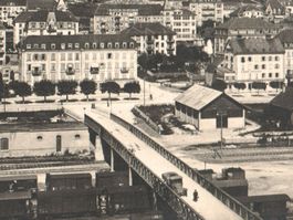 LA CHAUX-DE-FONDS: gare de marchandises animée, photo ~1930