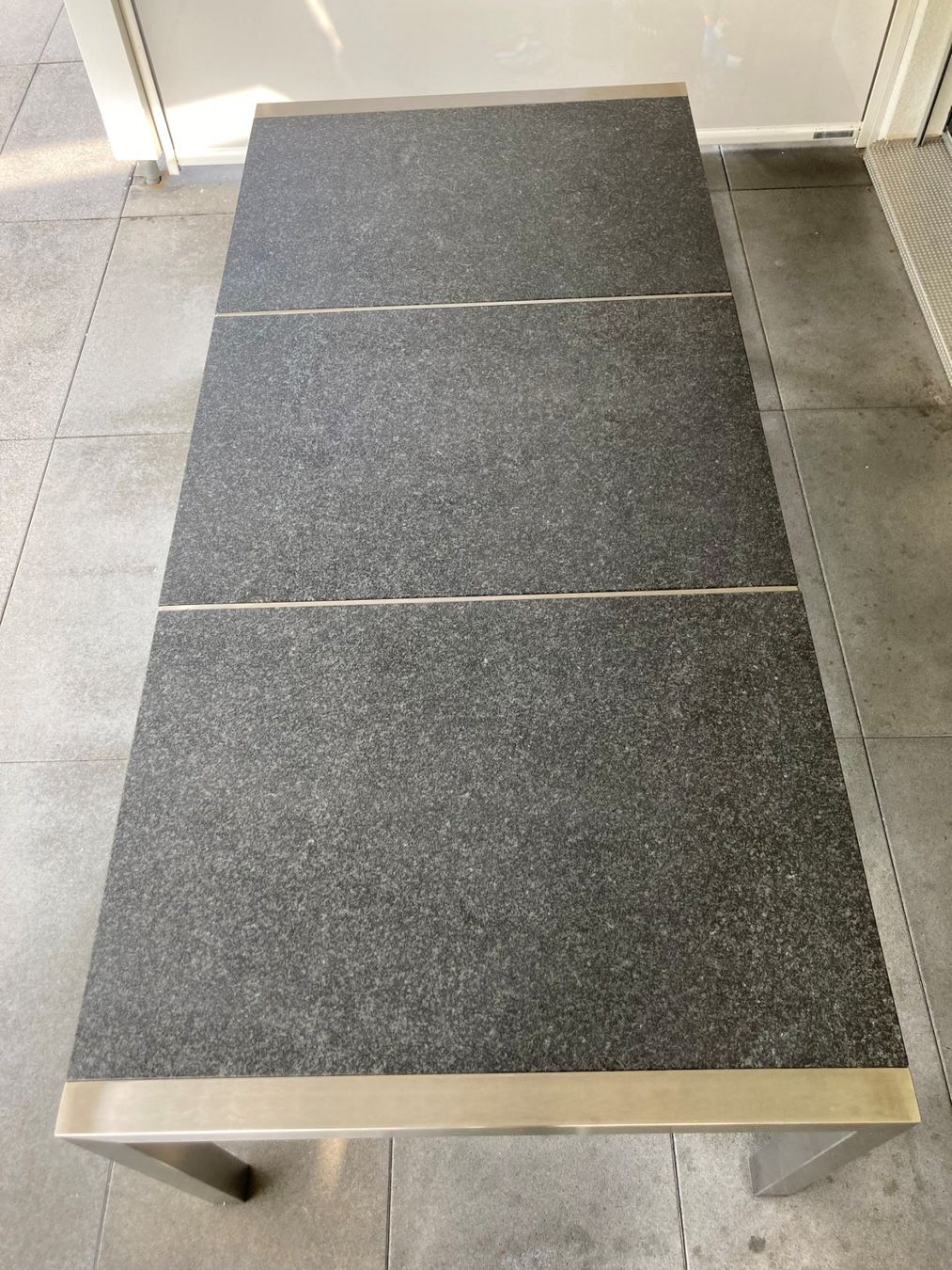 Tische: Gartentisch Edelstahl/Granit Anthrazit – Gebraucht aus Brittnau von CRU26 2
