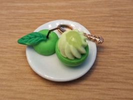 Puppenhaus Apfelsorbet auf Keramik Teller